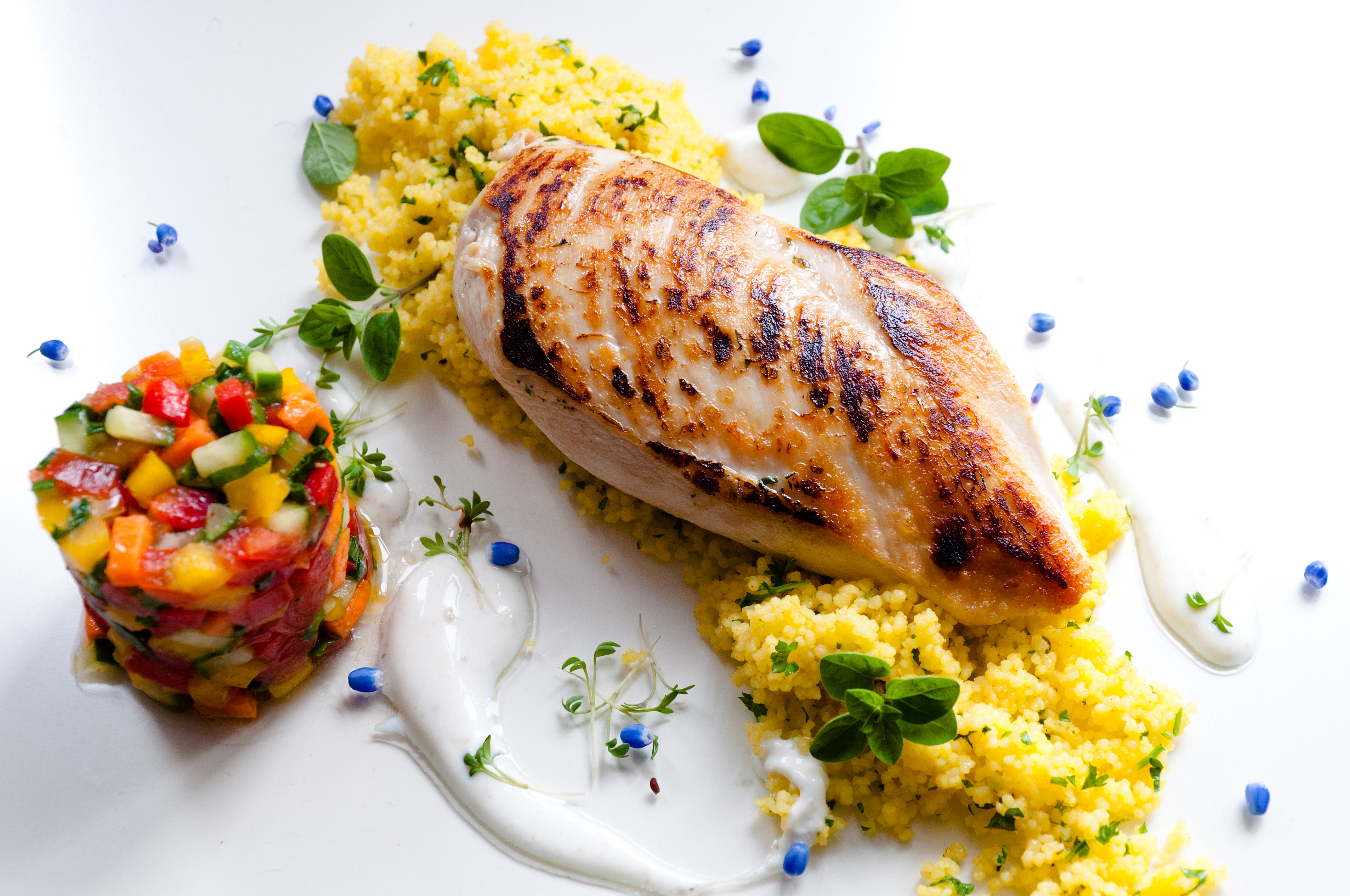 Hähnchenbrustfilet ¬ Cous Cous ¬ Gemüsetatar